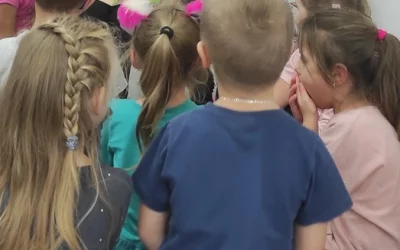 Uczennice z wizytą u Skrzatów