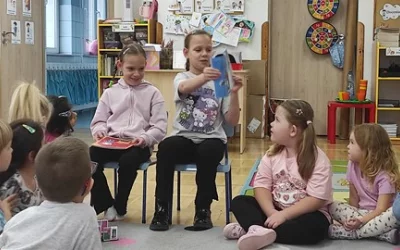 Uczennice z wizytą u Skrzatów