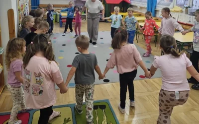 Uczennice z wizytą u Skrzatów