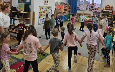 Uczennice z wizytą u Skrzatów