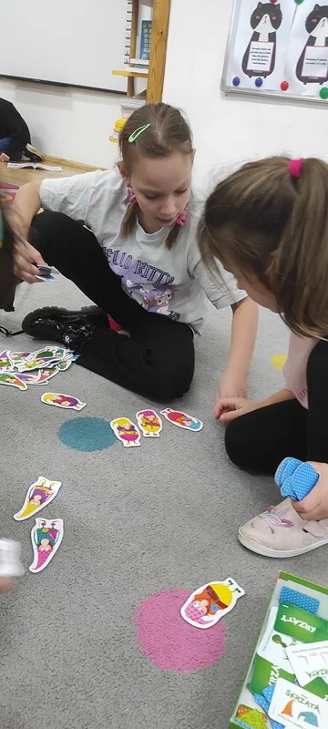 Uczennice z wizytą u Skrzatów