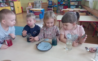 Zabawy badawcze w grupie "Smerfy"