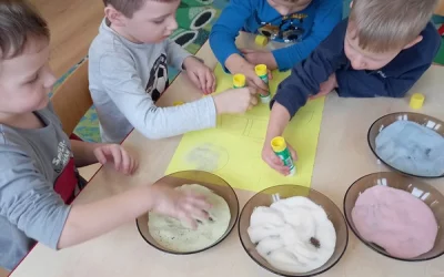 Zabawy badawcze w grupie "Smerfy"