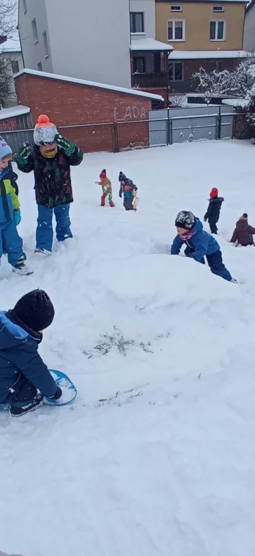 Zabawy na śniegu Smerfów
