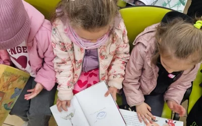 Skrzaty z wizytą w bibliotece