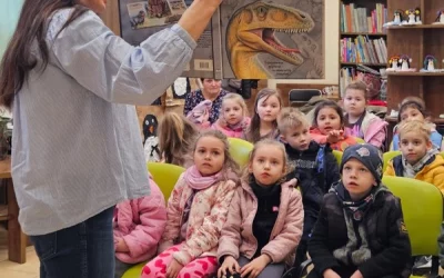 Skrzaty z wizytą w bibliotece
