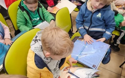 Skrzaty z wizytą w bibliotece