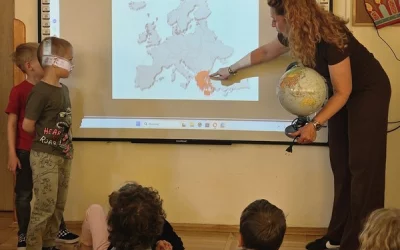 Skrzaty robią sałatkę grecką